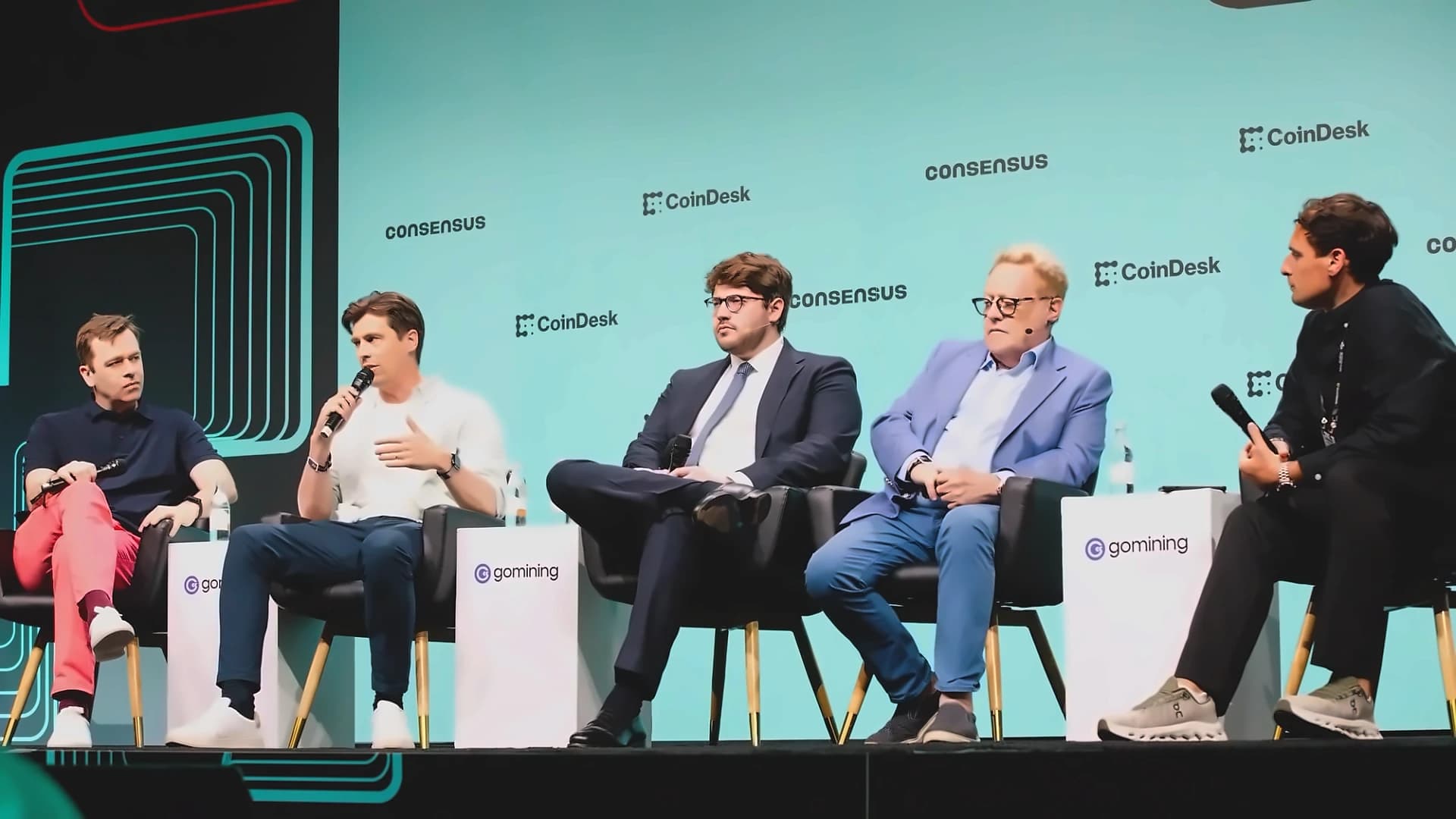 Bitcoin funding rates hit -4% as derivatives disconnect signals bullish shift