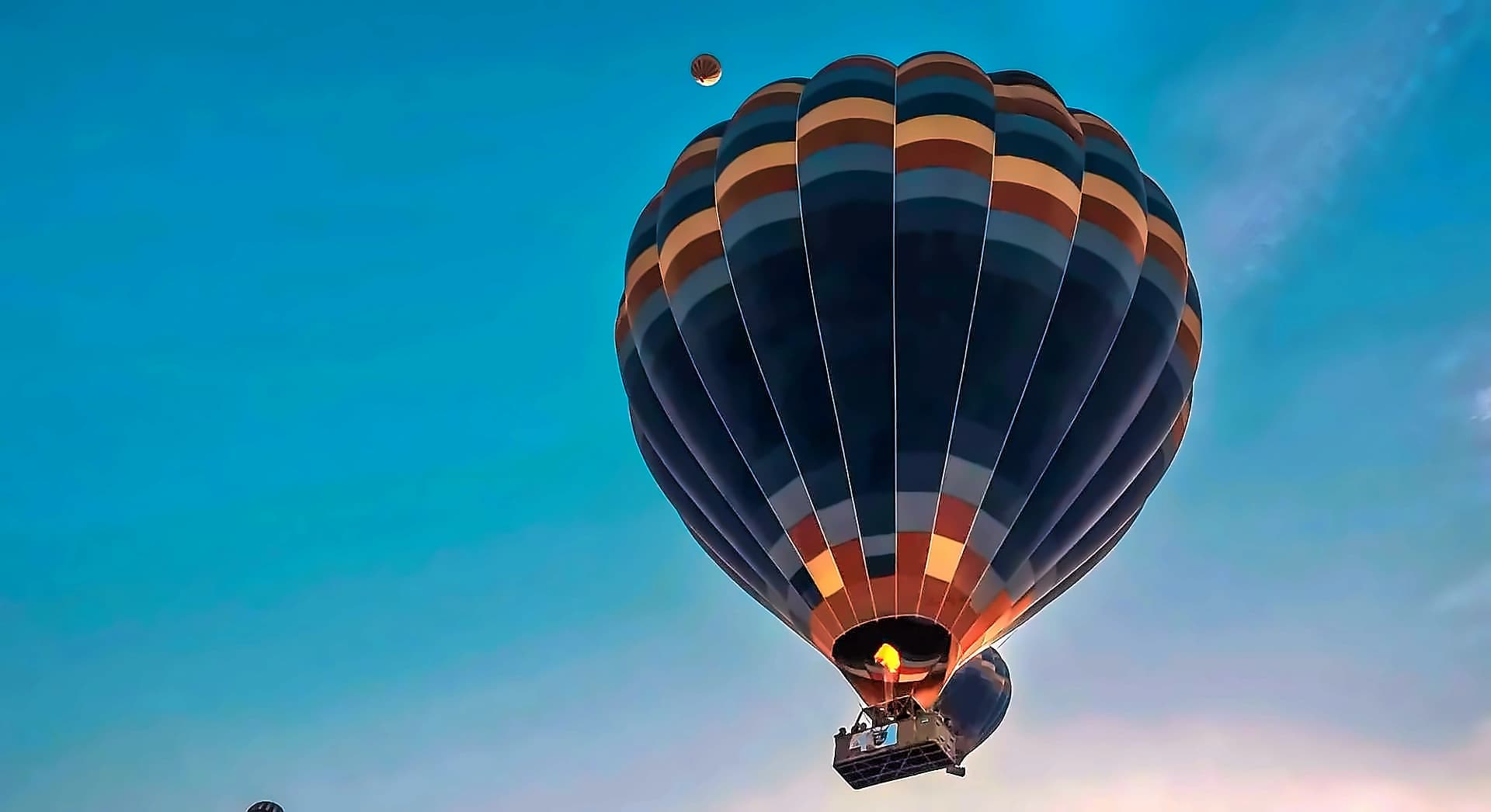 Bitcoin Hits $77K Ahead of Fed Decision, Trump Prepares Hormuz Block
