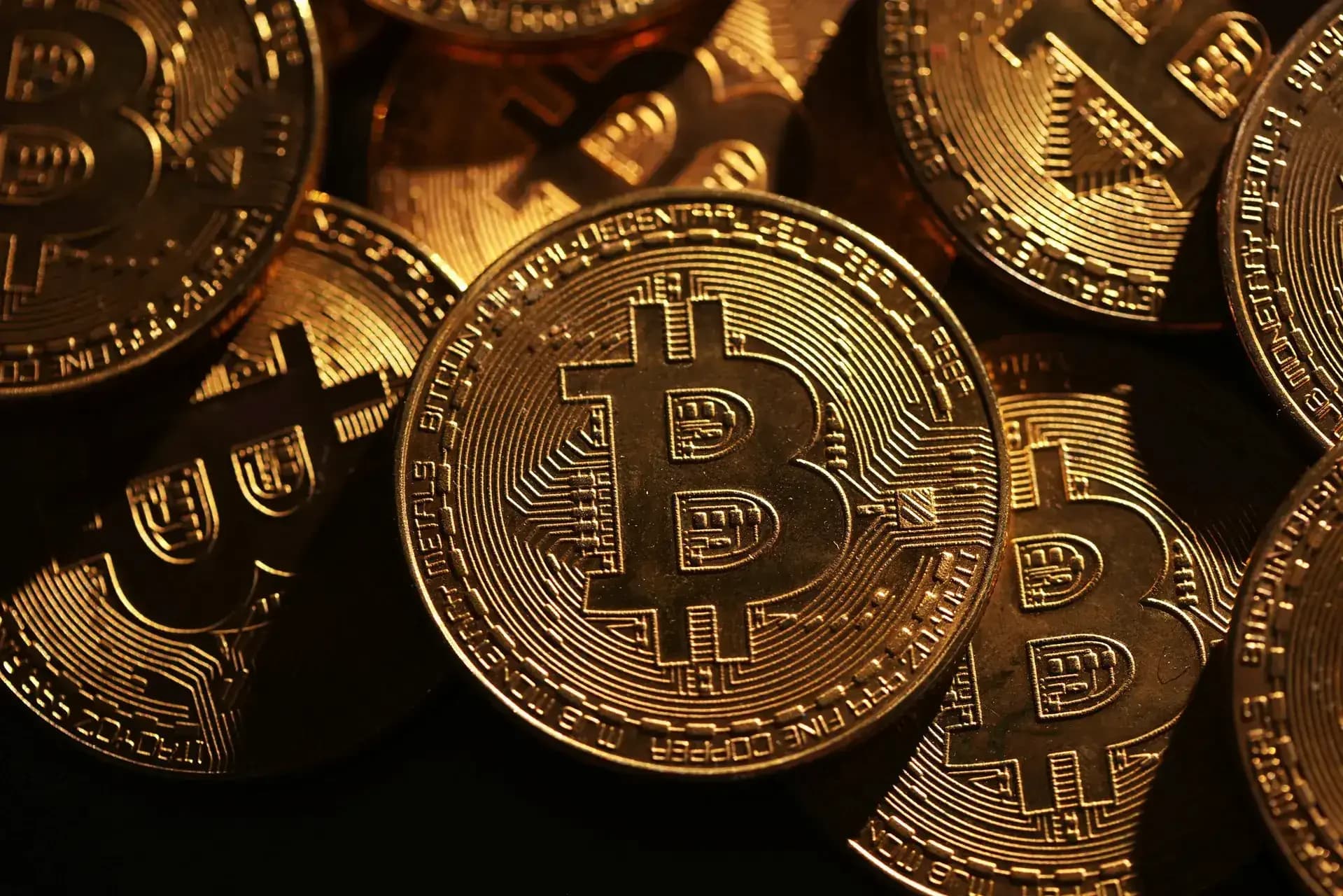 Bitcoin Sentiment Hits 89 High as ETFs Face $462.7M Outflow