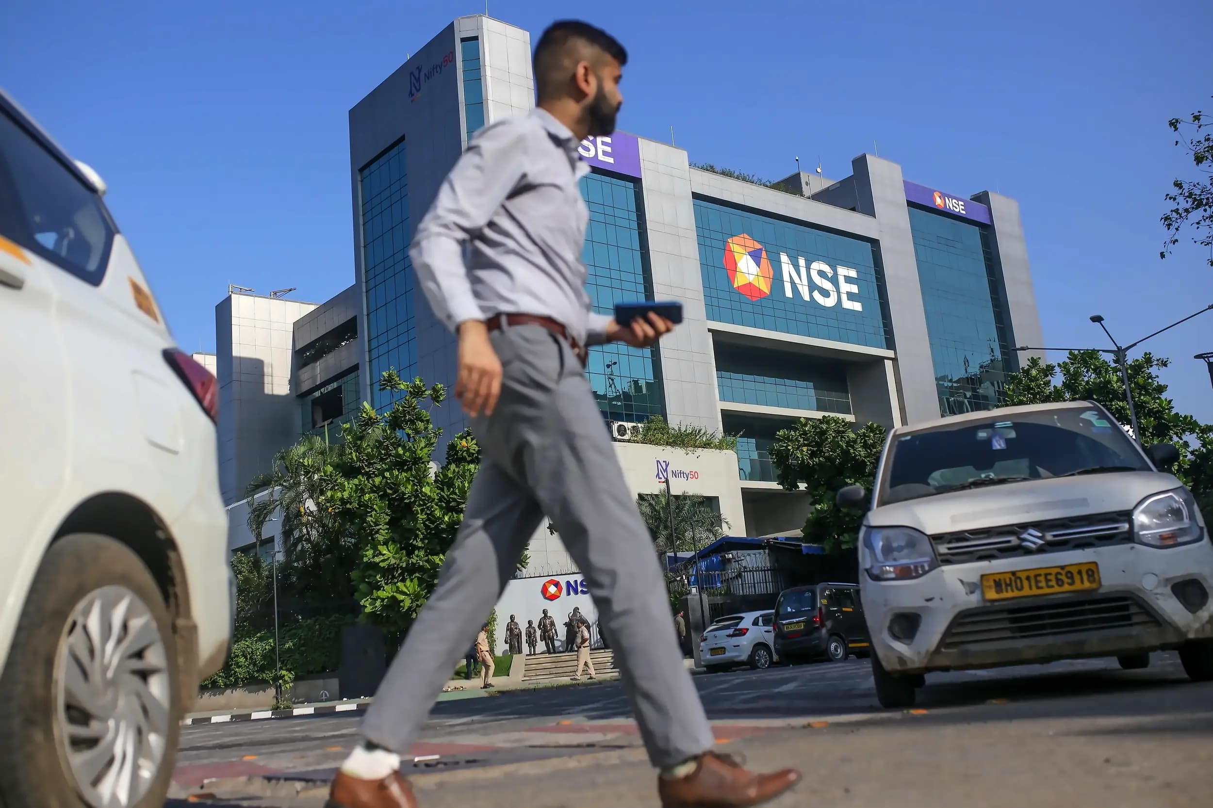 Foreign Investment Outflows from India Hit ₹2.22 Lakh Crore in 2026