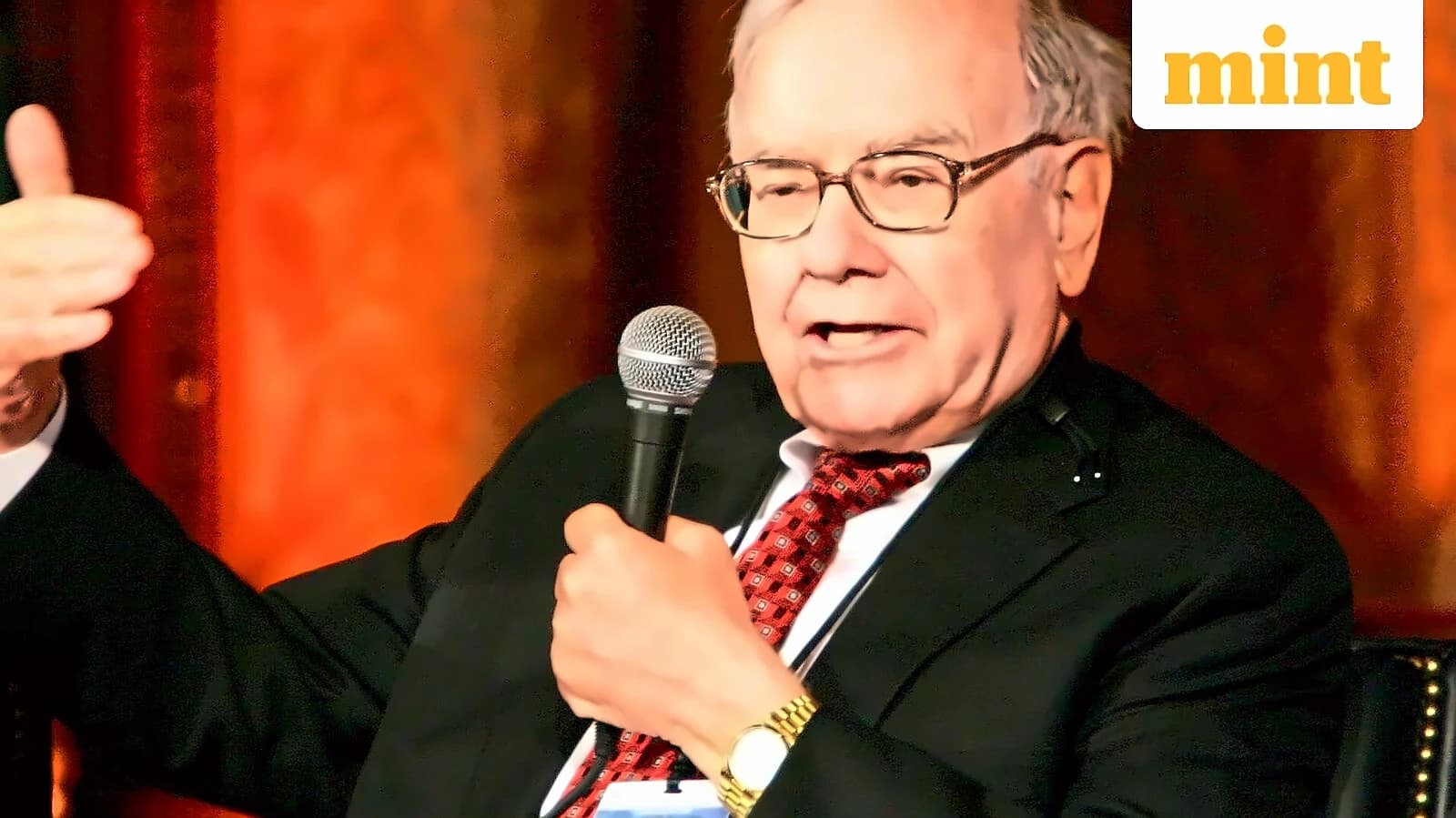 Buffett's $373B Cash Move Signals Market Caution as Billionaires Warn