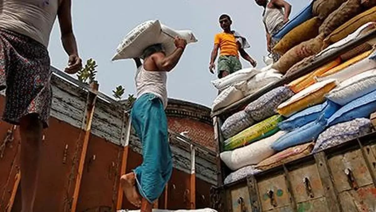 Centre cuts sugar trader stock holding to 1,000 quintals, quota at 1.40 lakh tonnes