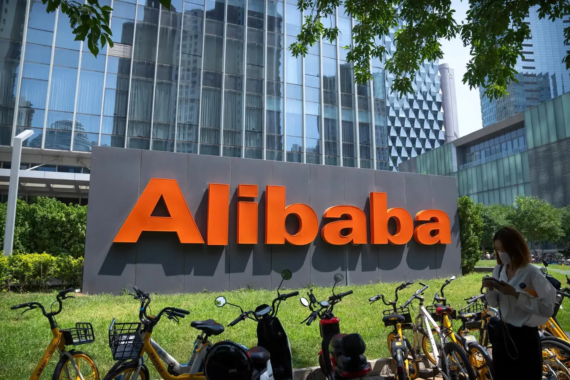 China stocks hit one-week high on chip rally; exports top forecasts
