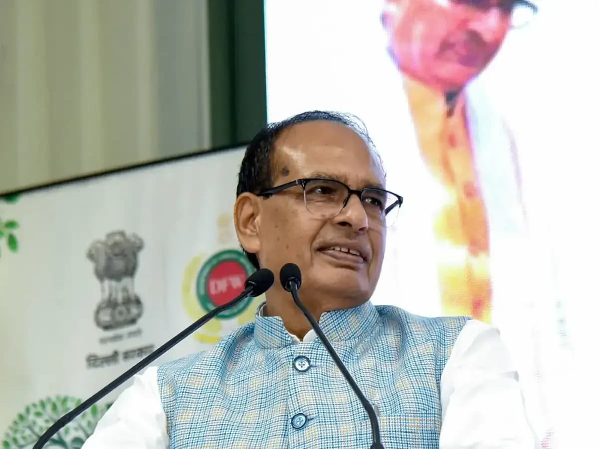 Chouhan reviews SHG-bank linkages, mandates helpline for women credit