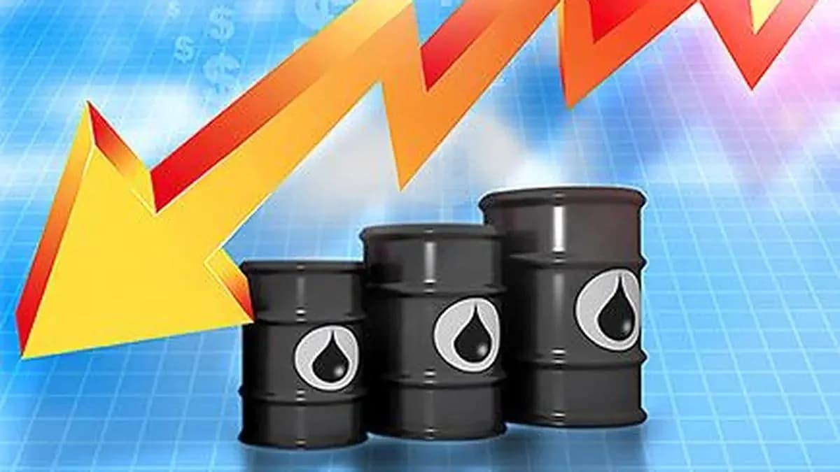 Oil hits post-war low as Hormuz flows rise, Fed rate hike odds fall