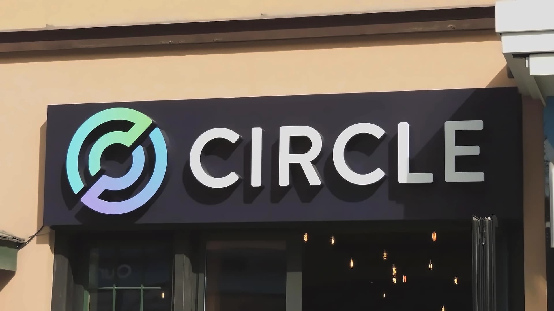 Crypto Week Ahead: Coinbase-Circle USDC Deal Renewal, FOMC Minutes