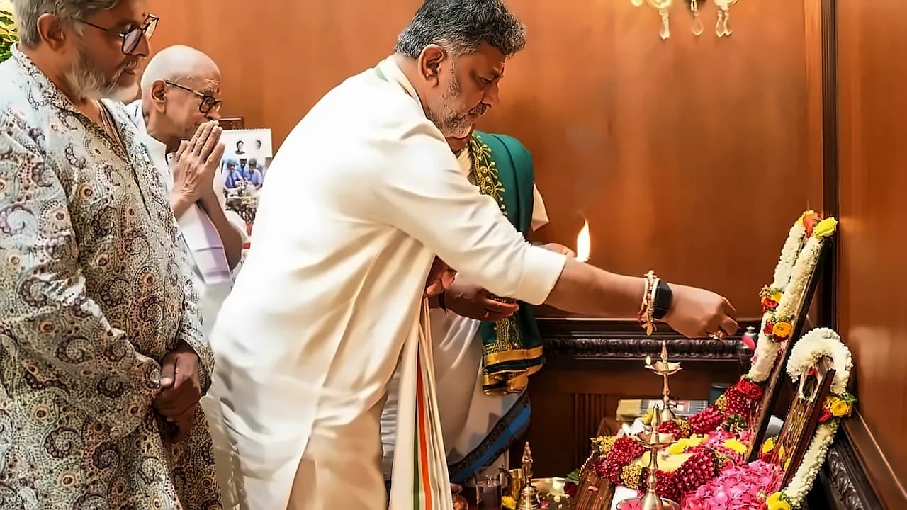 DK Shivakumar Takes Oath as Karnataka CM, Announces Free Bus Passes