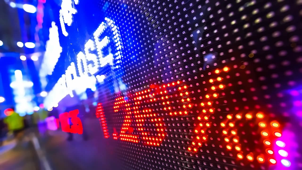 US Markets Fall as Walmart Plunges 10%, Oil Hits 4-Week High