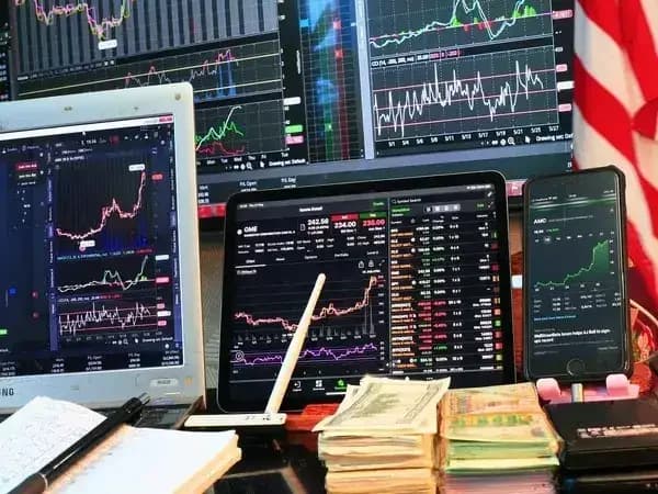 European shares flat as tech selloff offsets earnings boost