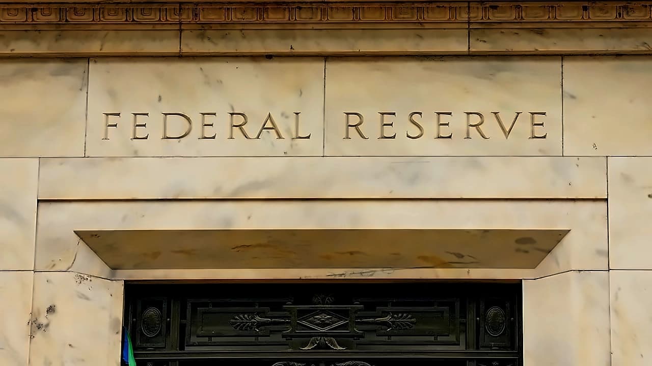 Warsh's Fed Maintains Rates at 3.50-3.75% as Half Support Rate Hikes