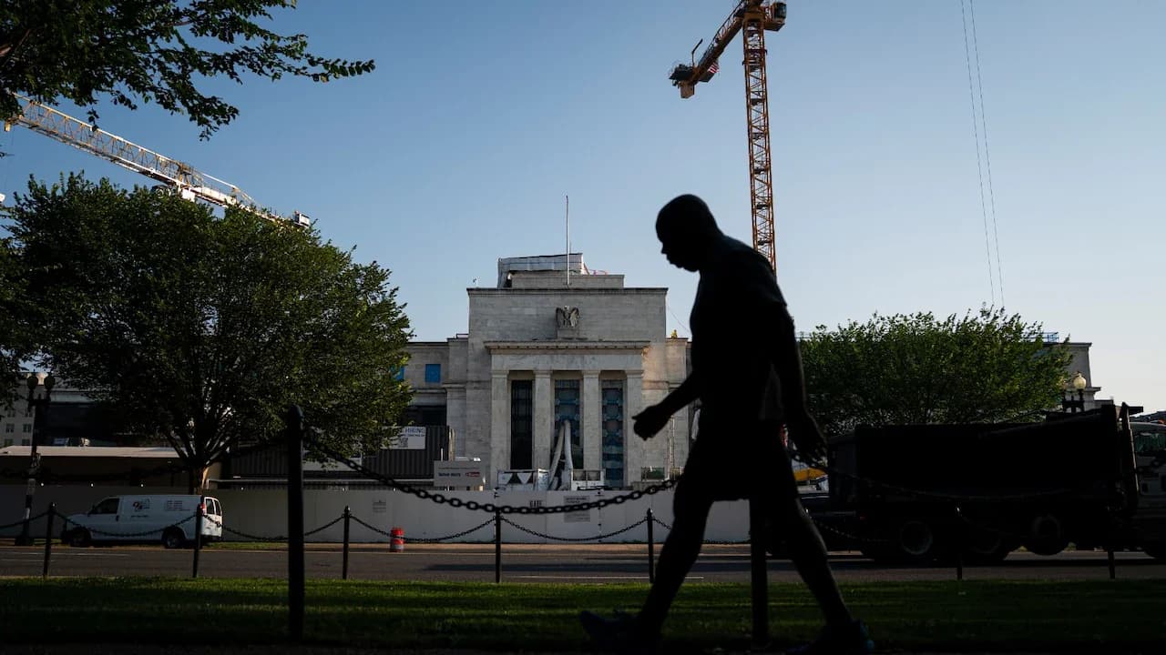 Fed Officials Push for Quick Rate Hikes as Inflation Spreads