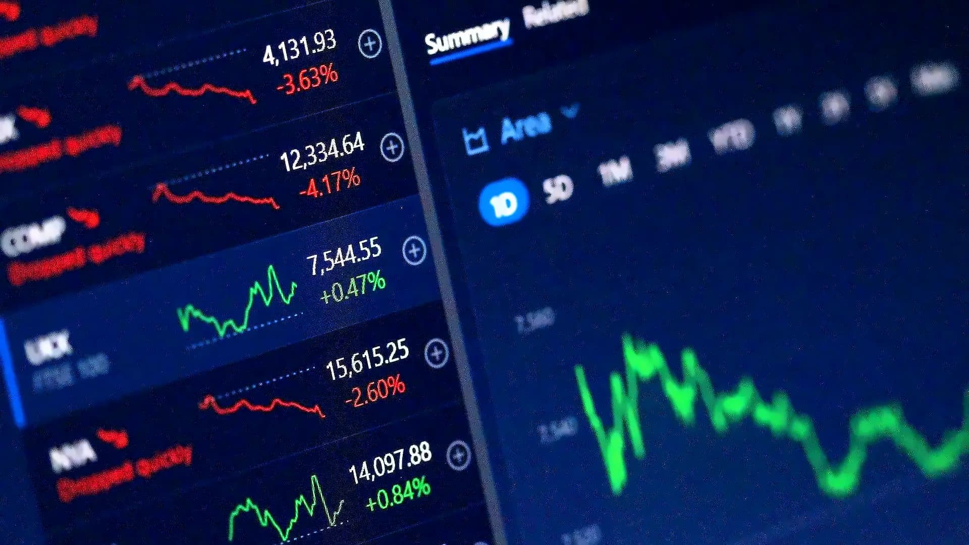 Fidelity's $898M Ethereum ETF Awaits Staking Approval Amid Cash Payouts