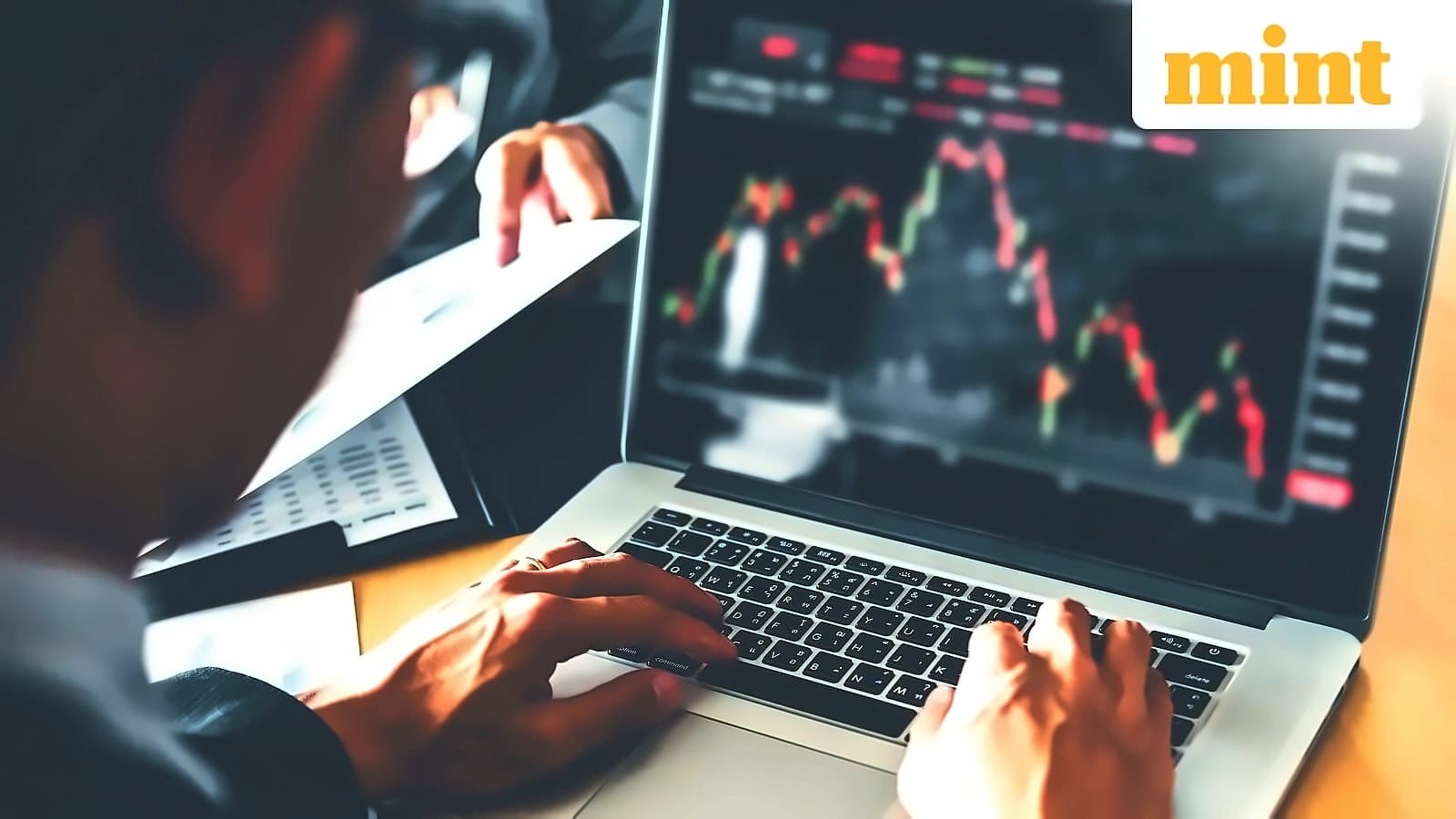 Financial Experts Advise Emergency Funds, SIP Discipline Amid Market Volatility