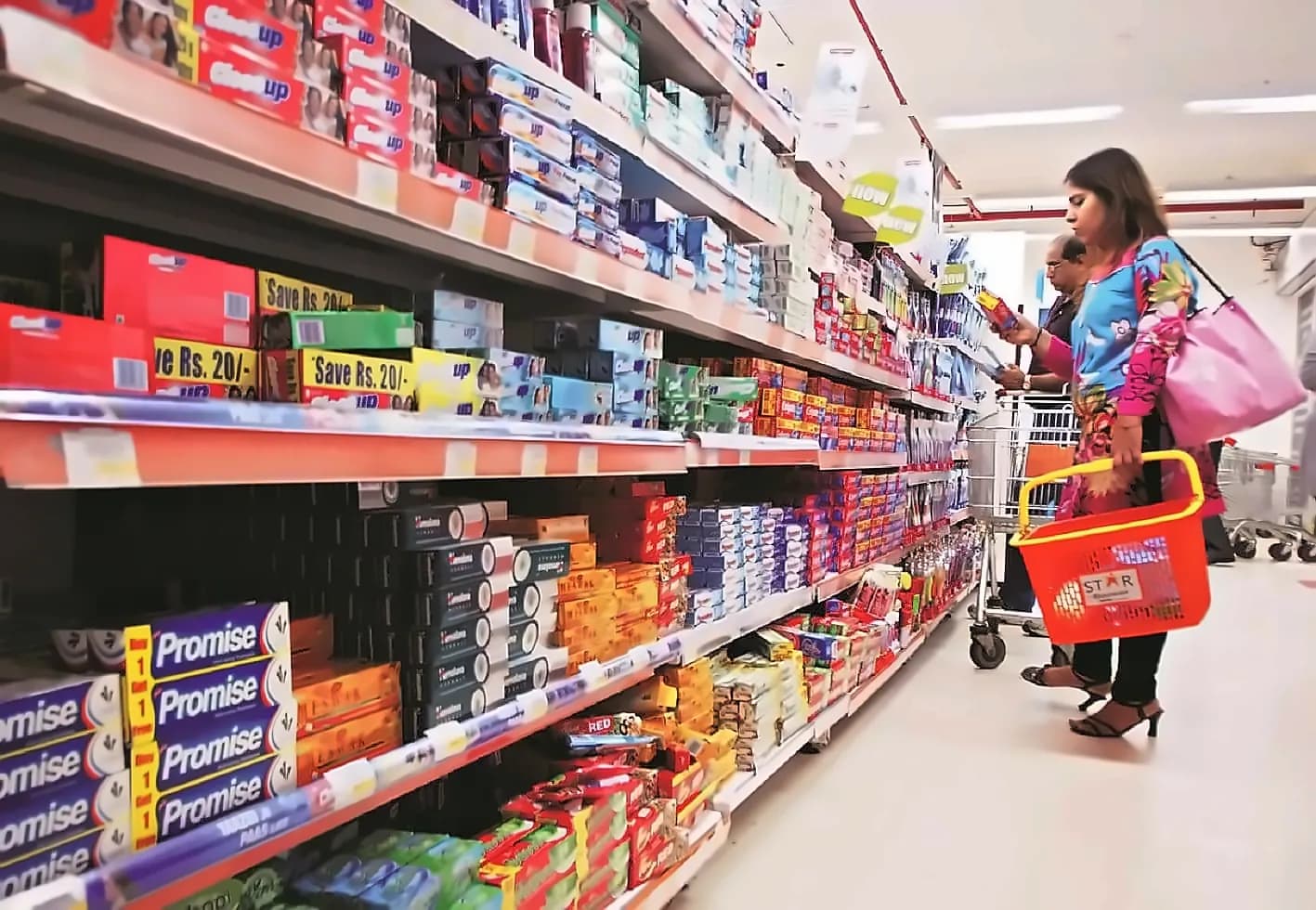 Sugar prices fall 10% nationwide; FMCG firms hold festive pricing