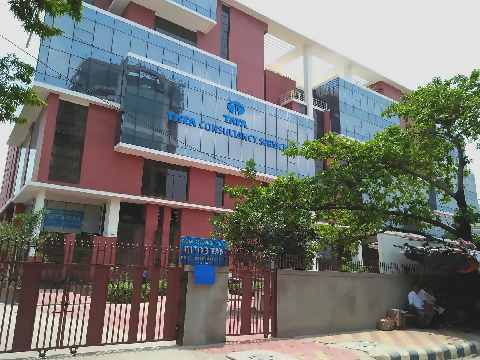 FMCG, PSU banks lift markets as IT drags; Tata stocks volatile