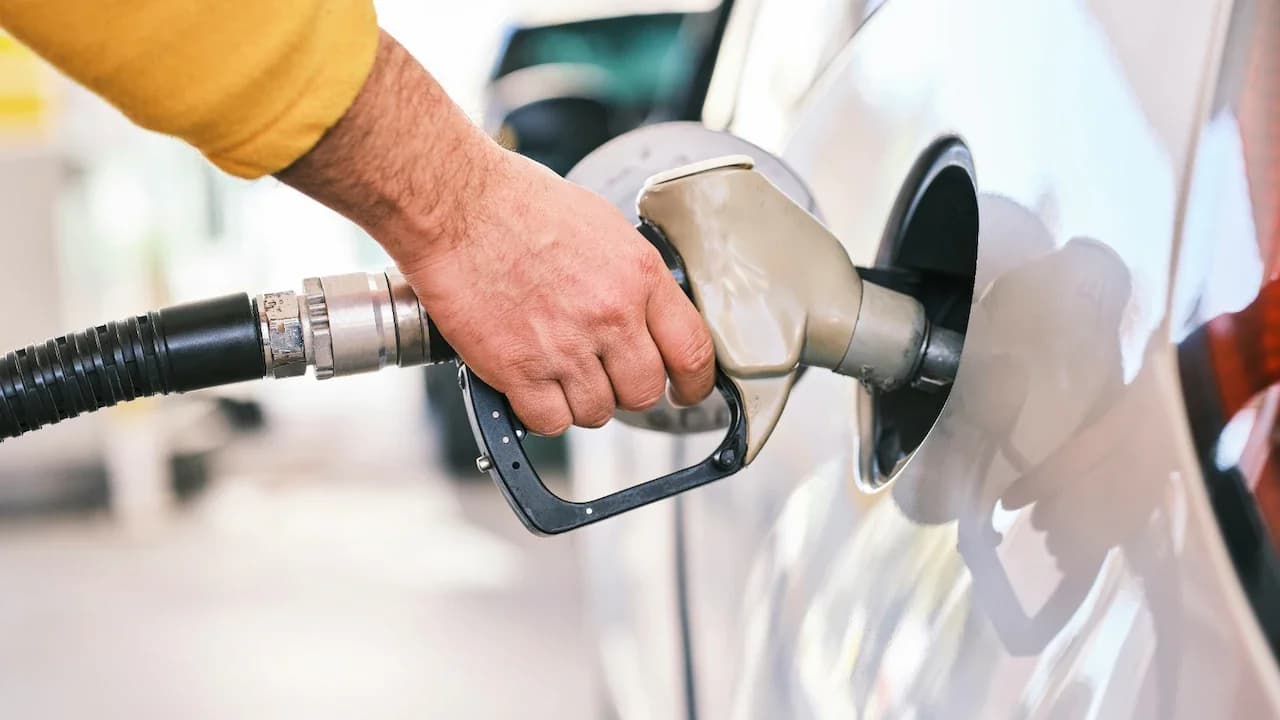Oil Prices Hold Above $100 as US-Iran Talks Continue Amid Market Volatility