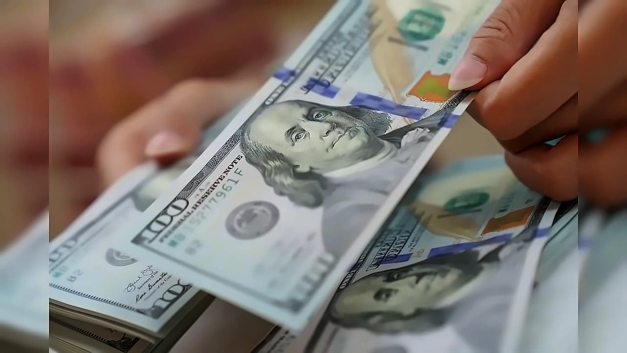 Global Investors Cut Dollar Hedging to 41%, Raising Currency Risk