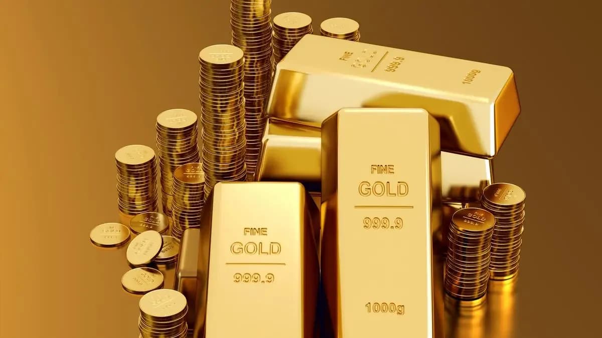 Gold Holds Near One-Week Low as Fed Rate Hike Bets Boost Dollar