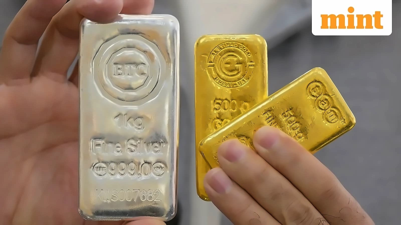 Gold holds 5-day gain at $4,699 as oil drop eases inflation concerns