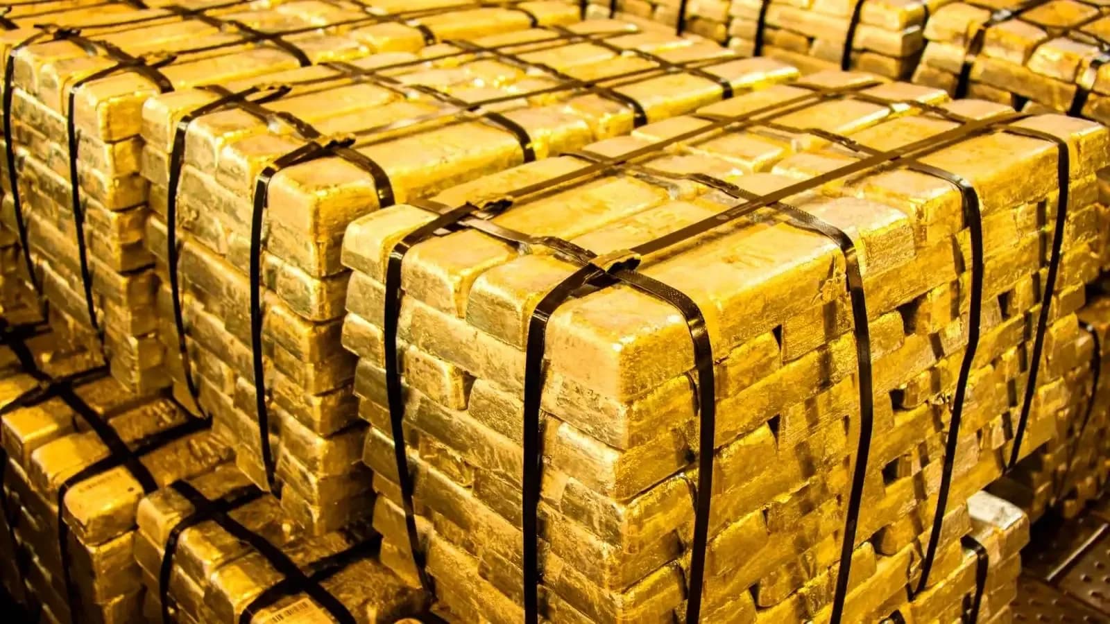 Gold Outperforms Silver, Oil with Better Returns and Diversification