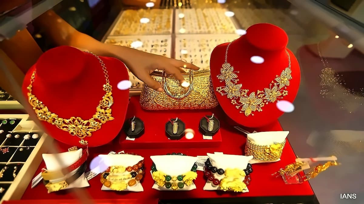 Gold Falls 0.6% to ₹1.50 Lakh/10g, Silver at ₹2.50 Lakh as Sellers Gain