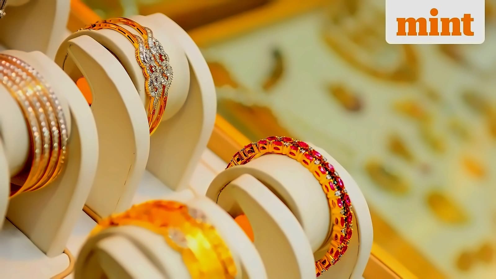Gold prices stable at ₹1.53L/10gm, silver at ₹2.62L/kg on May 10