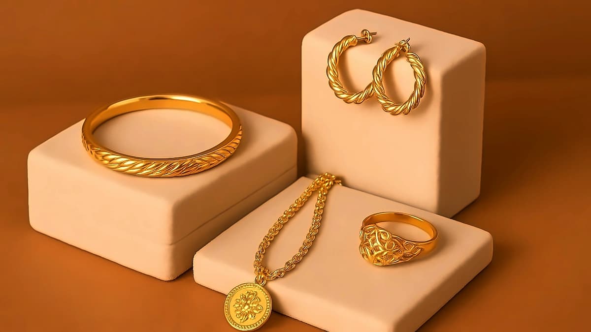 Gold Rally Stalls: 24K Gold Drops ₹1,525/10g, Silver Gains on MCX