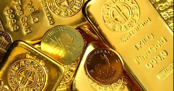 Gold Hits Lowest Since November at $3,942 as Fed Hike Bets Pressure