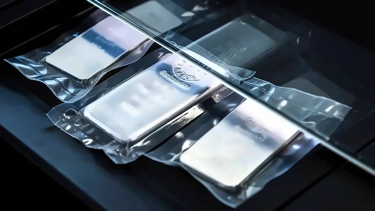 Silver Plunges 18% in June as ETFs Hit Hard on Fed Rate Hike Fears