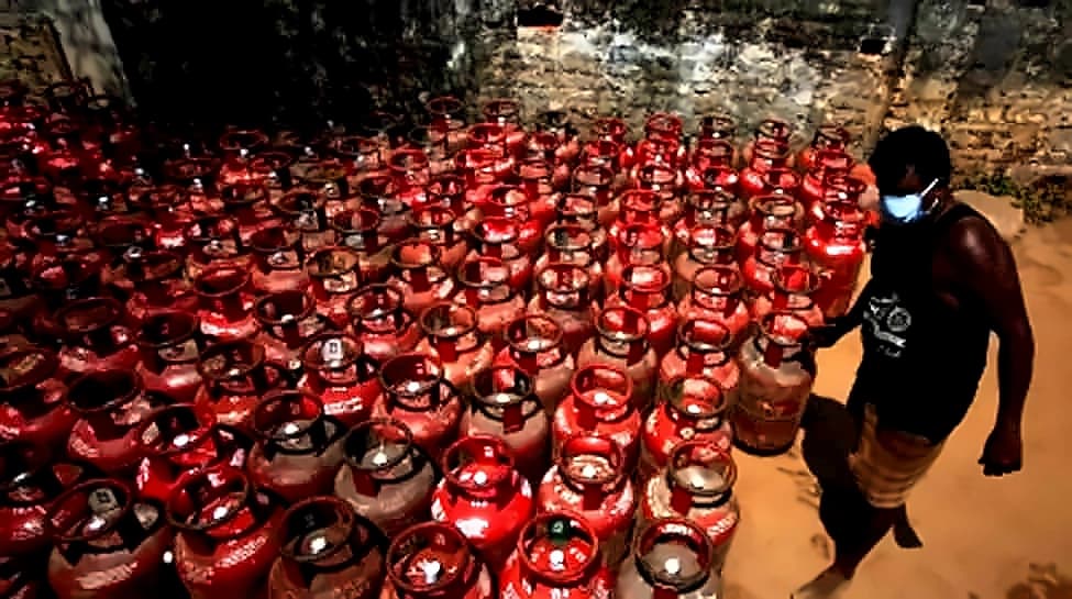 Govt eases LPG-PNG switching norms with 30-day provision
