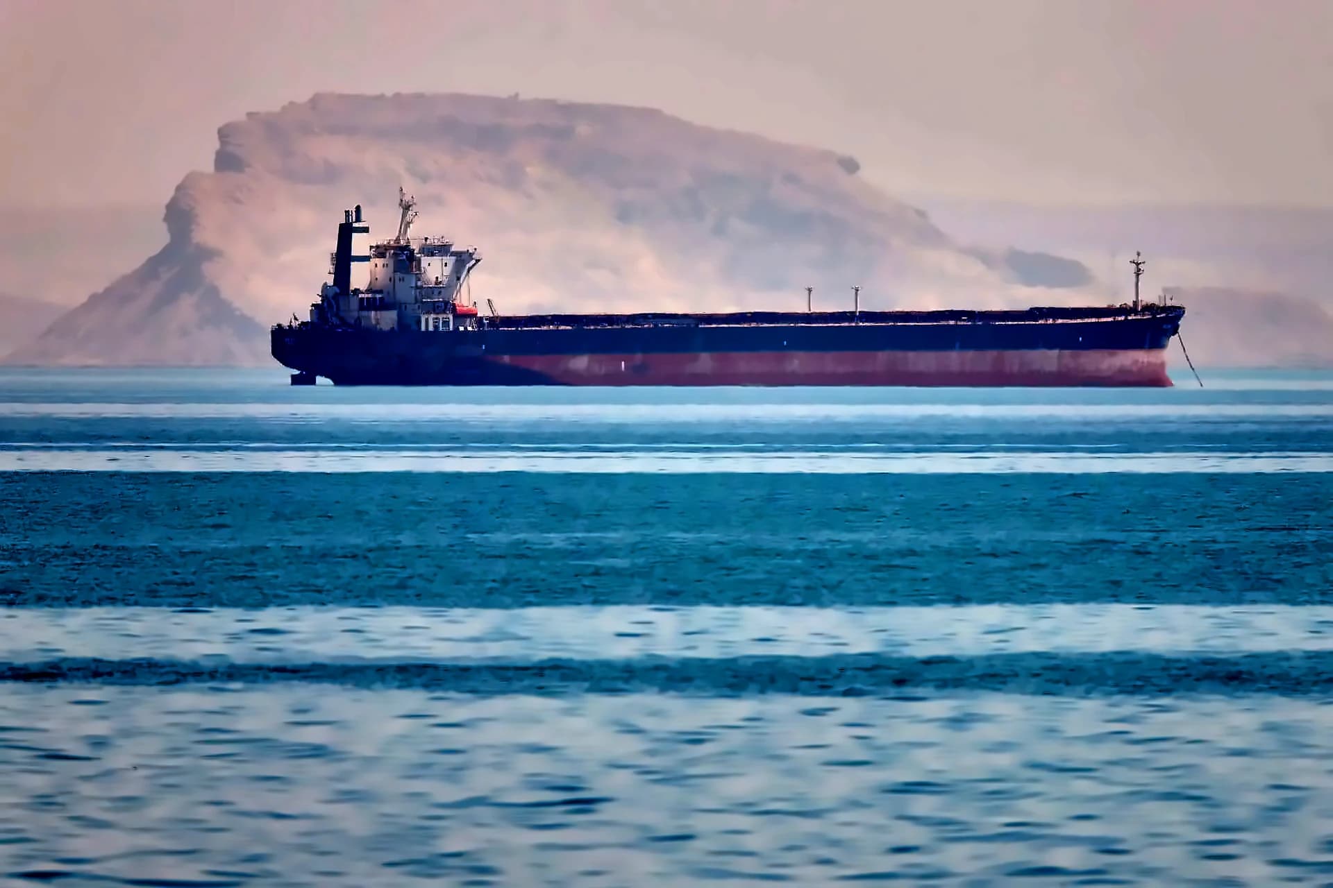 Strait of Hormuz Traffic Shows Modest Recovery Amid US-Iran Talks