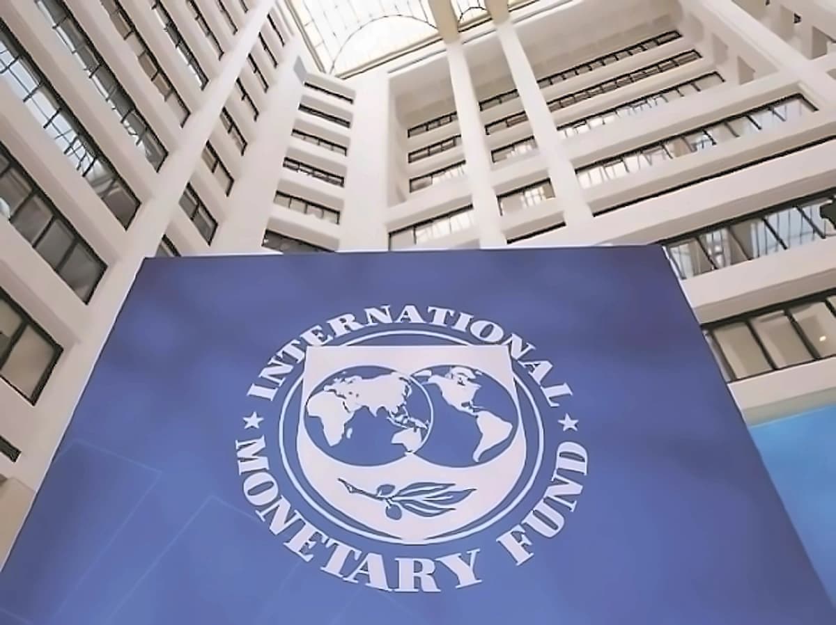 IMF Advocates Rupee as Shock Absorber for Fed Rate Impact