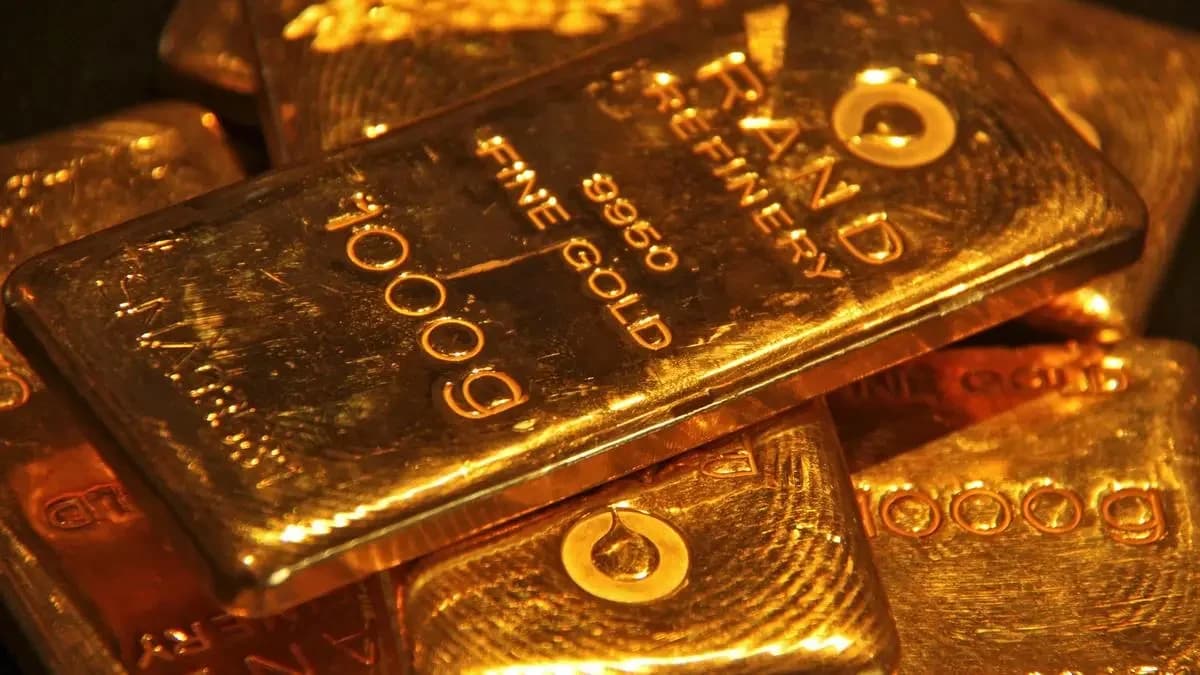 Gold jumps ₹5,400 to ₹1.54 lakh/10g as rupee hits record low