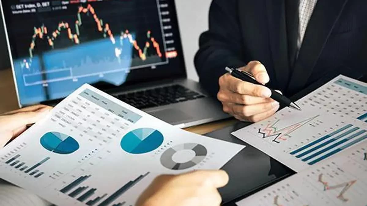 India stock market opens cautiously amid weak monsoon outlook
