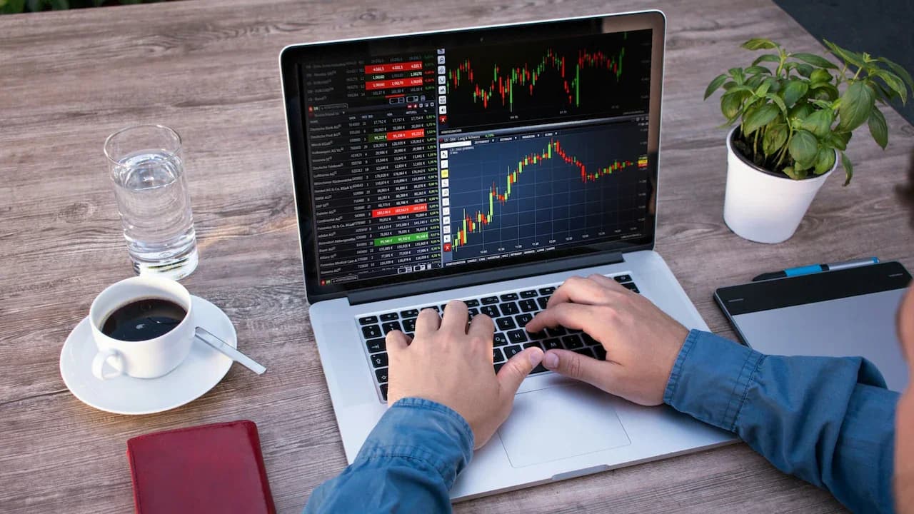 Sensex Falls 700+ Points as Global Tech Meltdown Hits Markets