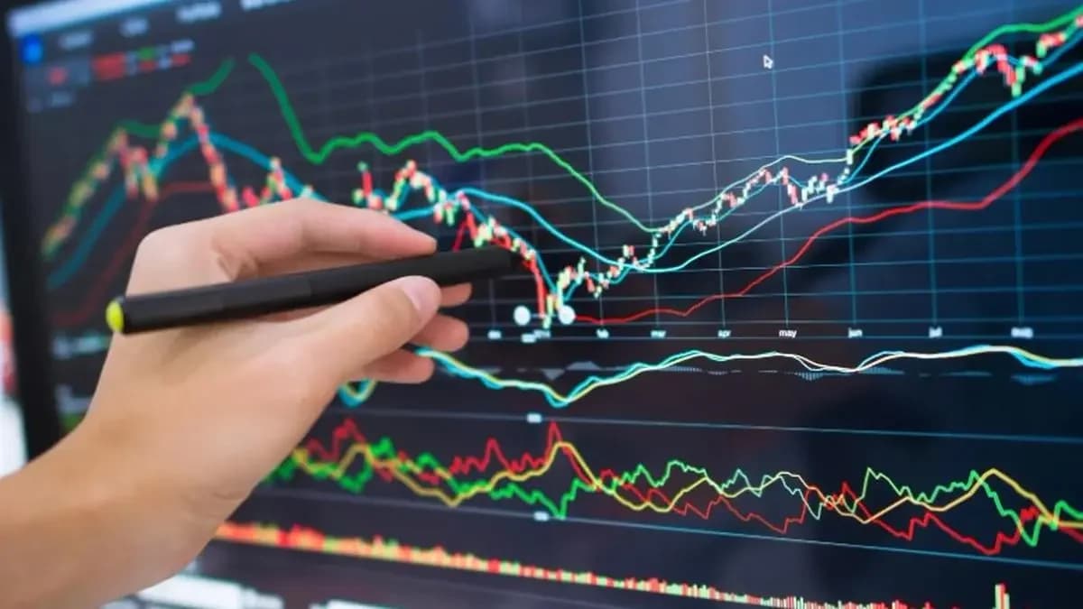 Oil prices crash 10% as Hormuz Strait reopens amid US-Iran deal