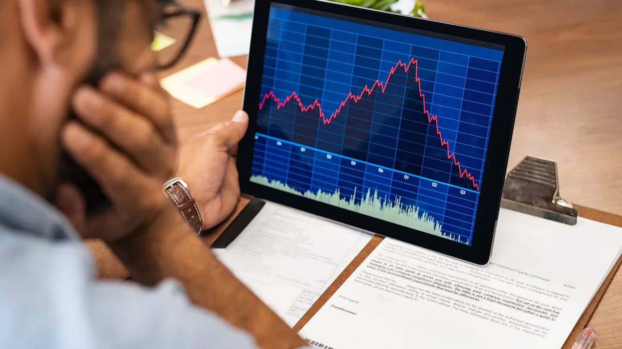 Sensex Falls 400 Points, Nifty Below 23,950 as IT, Banking Stocks Decline