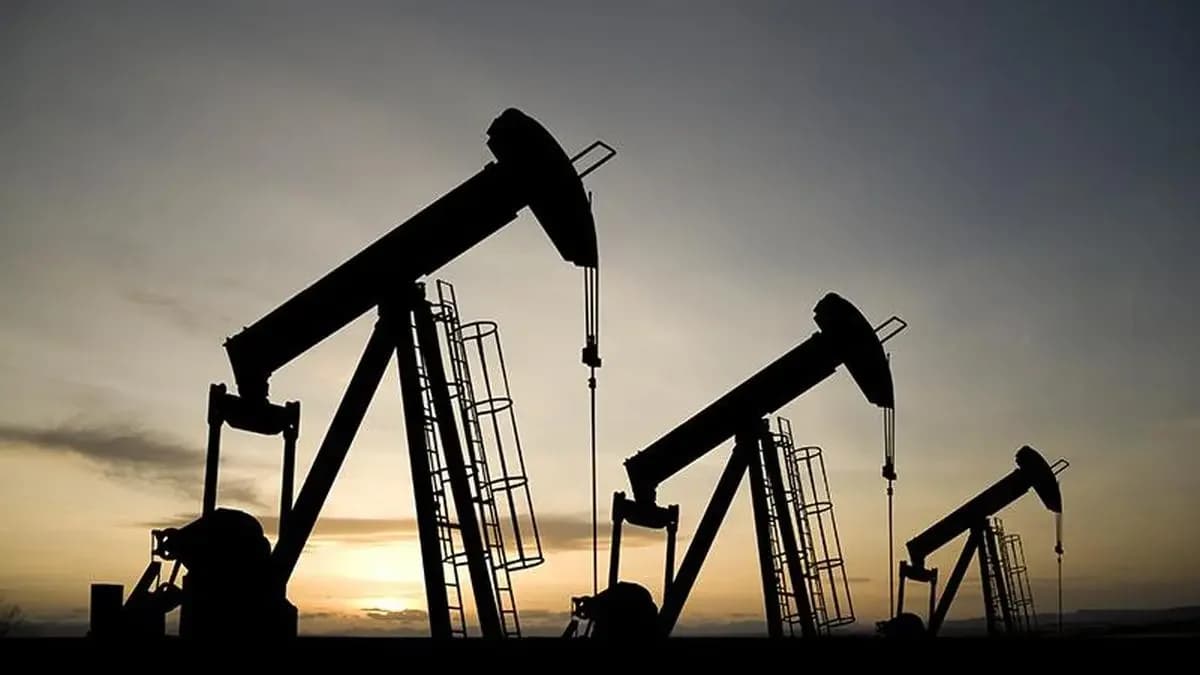 Asian refiners rush US crude purchases as Iran blockade threatens