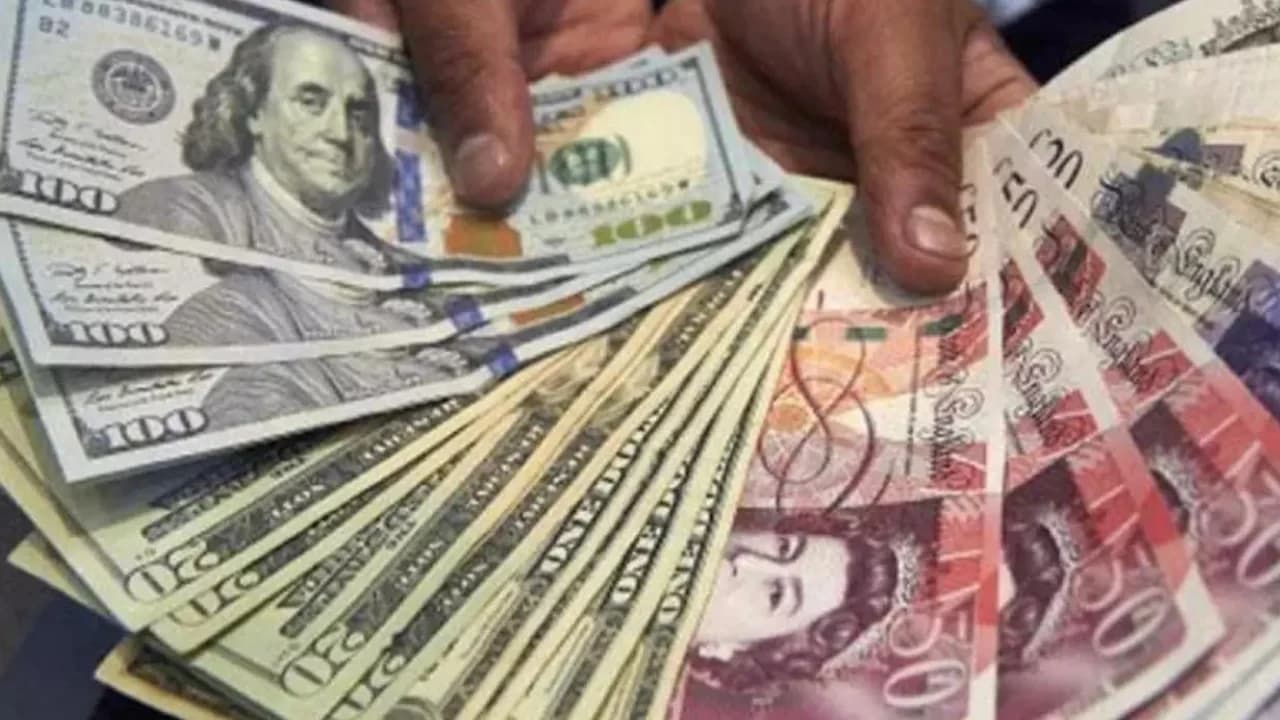 India's forex reserves drop $2.119bn to $723.608bn amid RBI intervention