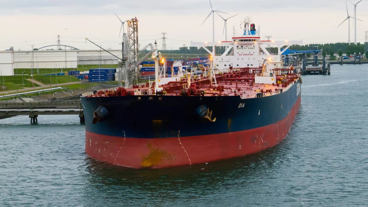 India's Crude Inventory Hits 1-Year High at 104M Barrels After Record Russian Imports
