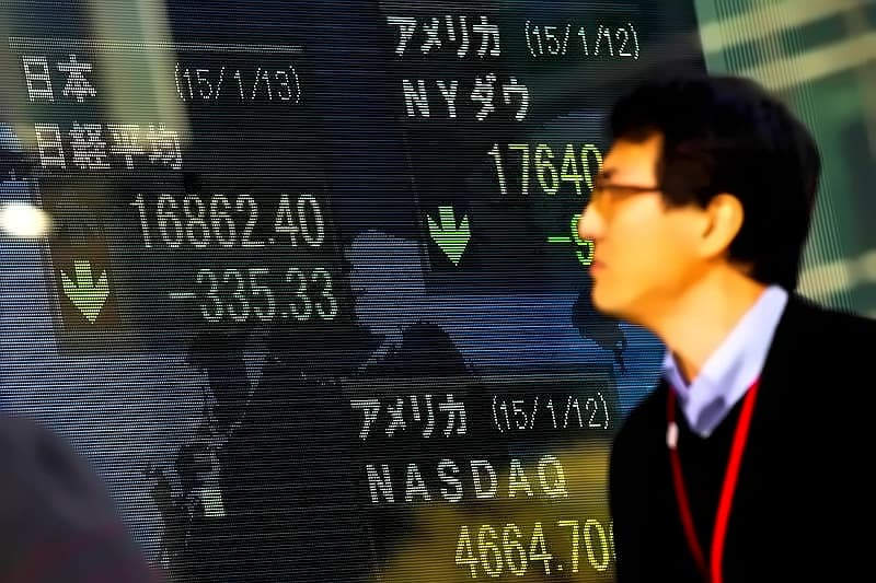 Japan stocks fall 2.47% as tech selloff hits AI stocks; retail sales beat