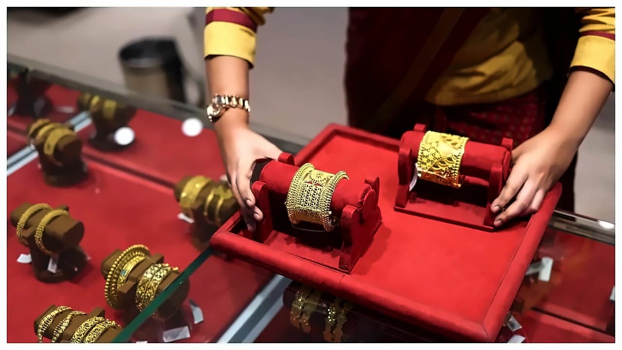 Gold prices surge ₹8,560 in single day after 15% import duty hike