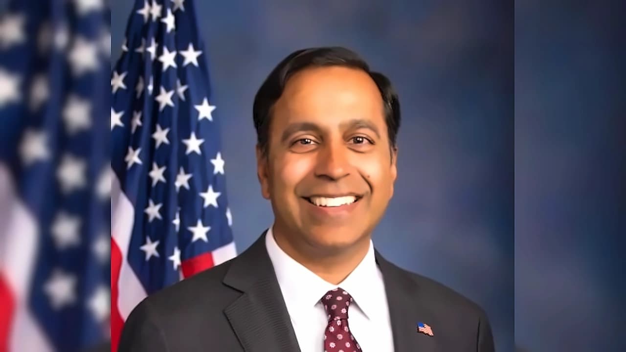 Krishnamoorthi Votes for Russia Sanctions, Only Indian-American Backer