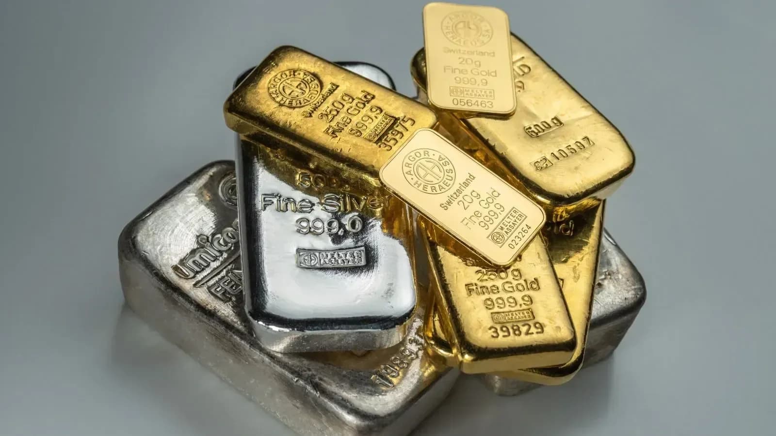 MCX Gold Drops After Government Imposes 100kg Import Limit