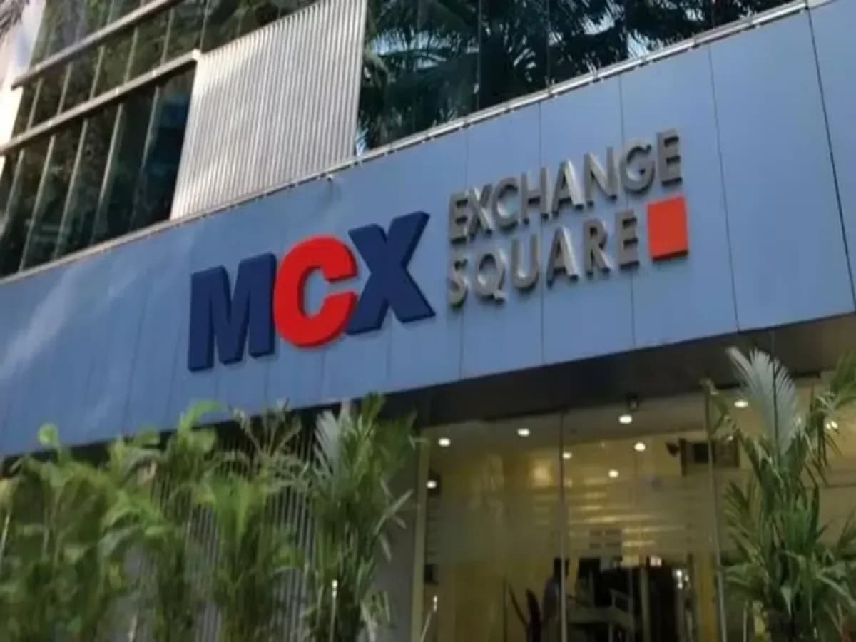 Gold Recovers to ₹1.41 Lakh; Silver Gains on MCX Amid US-Iran Tensions