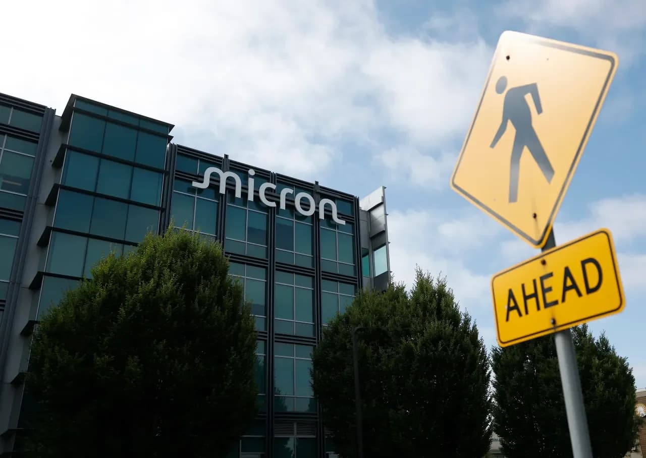 Memory Stocks Outperform Big Tech as AI Fatigue Hits Semiconductors