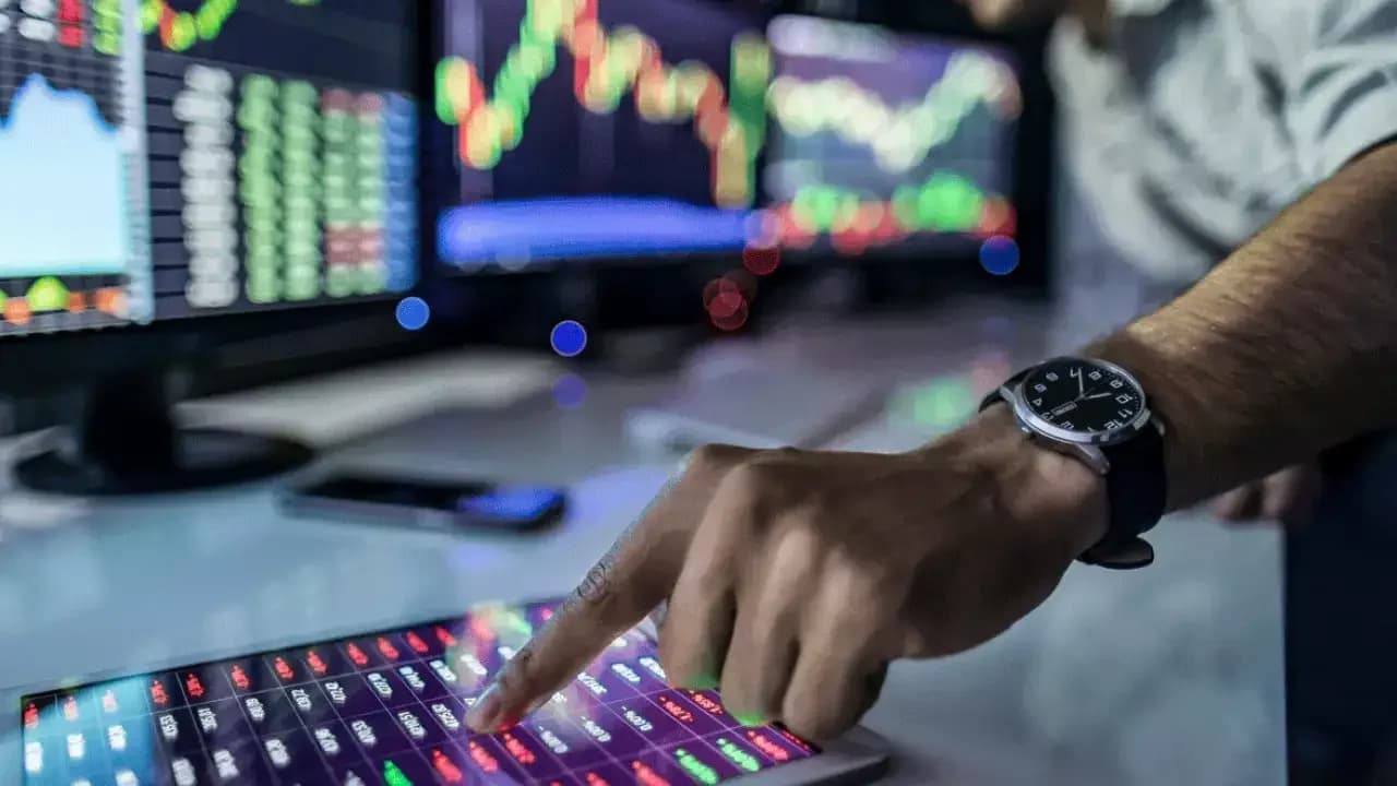 Markets crash as Sensex falls 583 points, investors lose ₹6 lakh crore