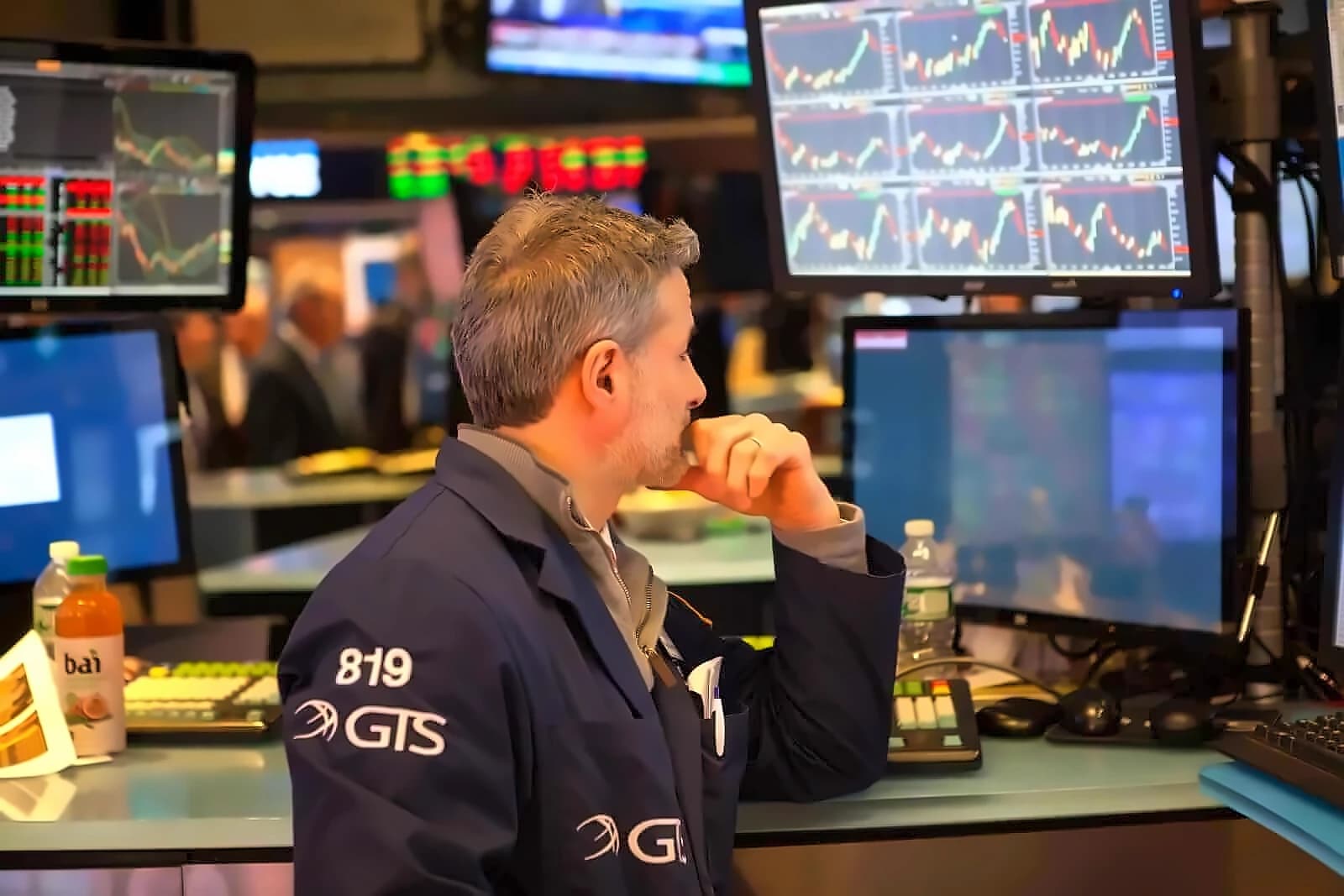 Nasdaq 100 Opens Higher Ahead of Magnificent 7 Earnings