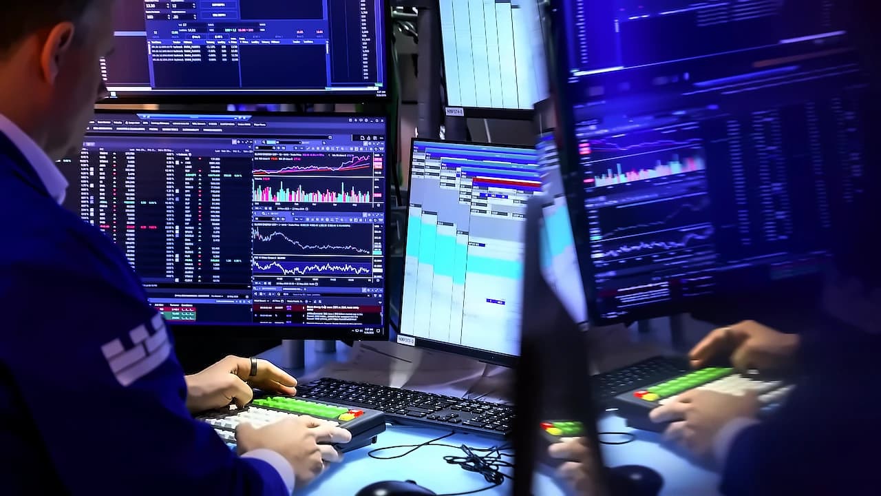 Wall Street Surges 900+ Points as Trump Halts Iran Strikes