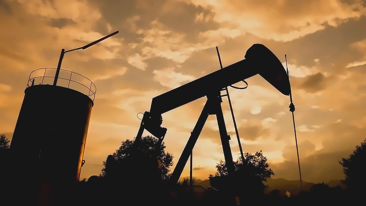 Oil rises to $85 as Hormuz deal uncertainty persists amid Trump's measured approach